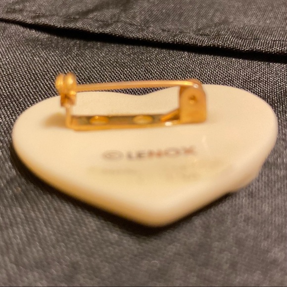 Vintage LENOX Collection Peaceful Heart White Dove Gold Trim Brooch Pin - Picture 5 of 9